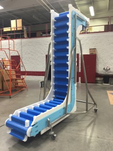 Cold temperature belt bucket conveyor for conveying ice
