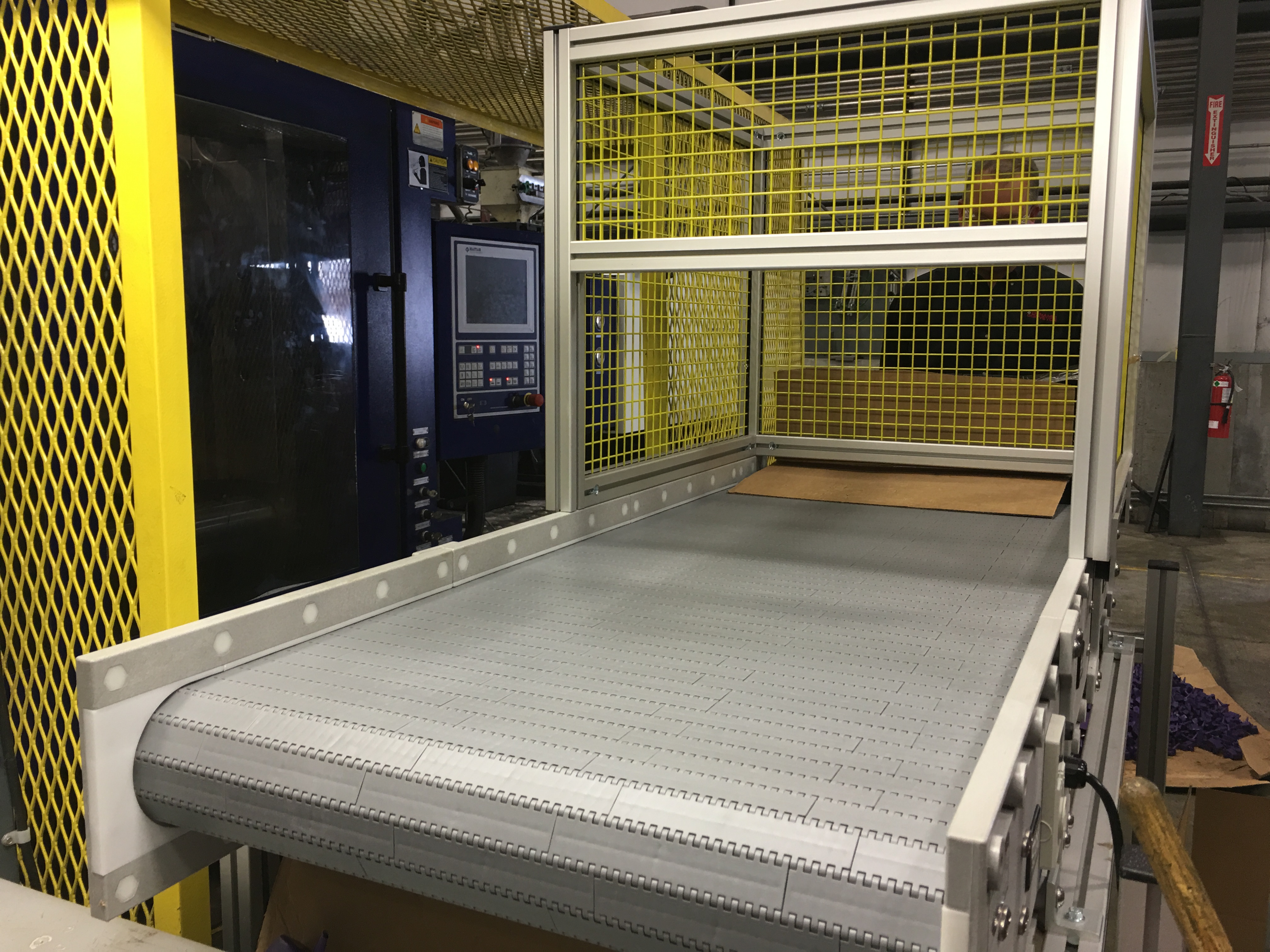 Horizontal Conveyor with Robot Cage