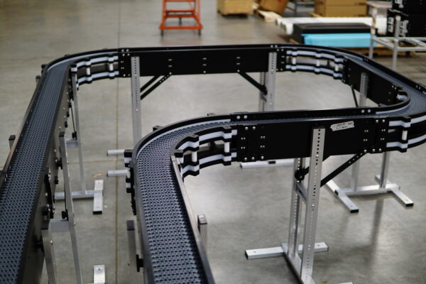 A Hybrid skinny conveyor system with radius turns