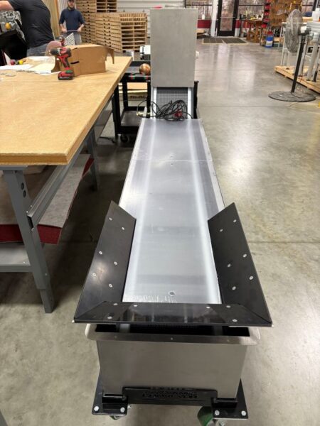 air-conditioned-conveyor-cooling conveyor belt with internal air conditioning for cooling parts