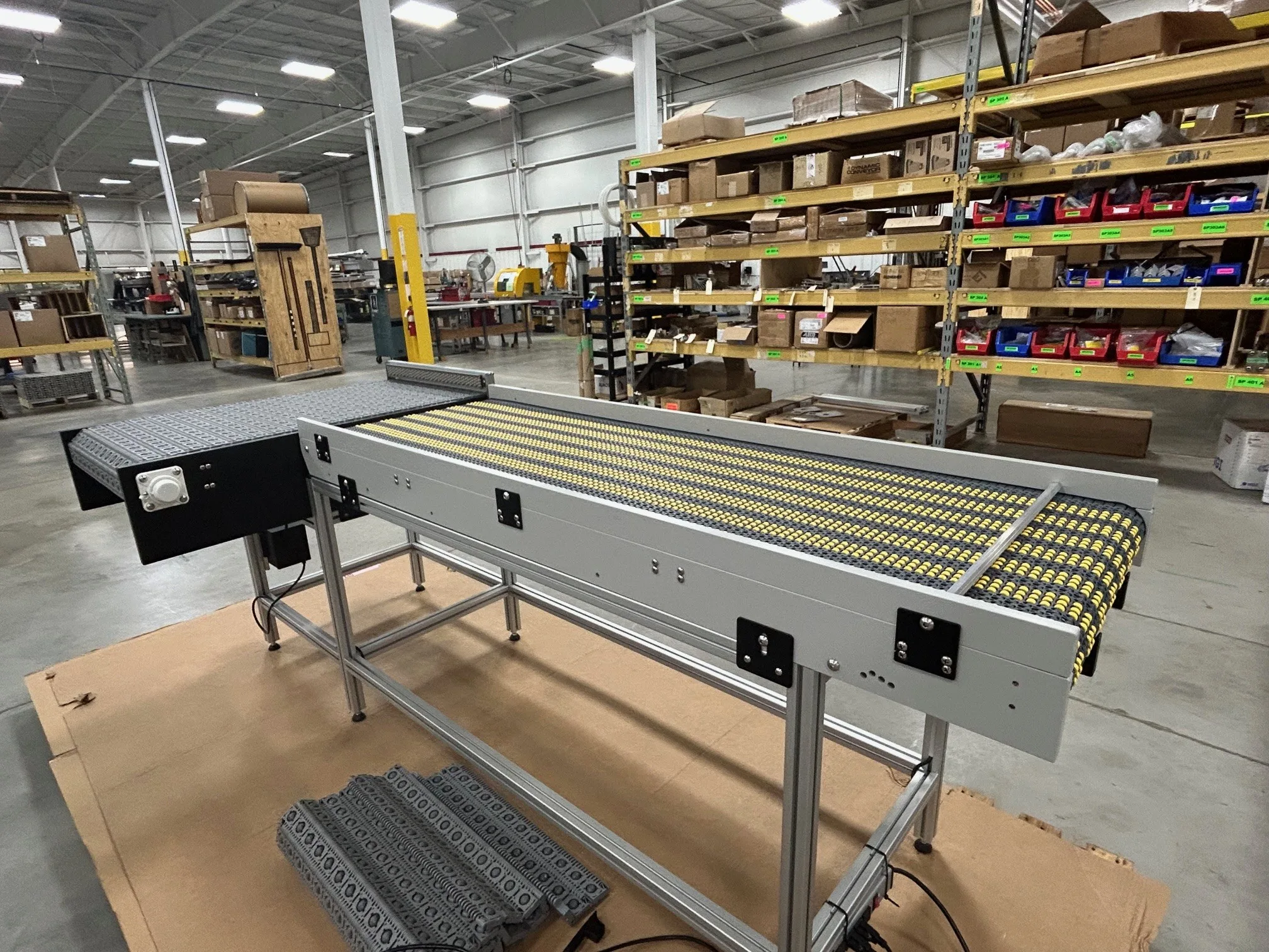 Low pressure accumulation conveyor with boxes