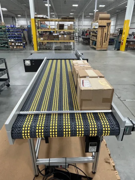 Low pressure accumulation with boxes 2 accumulation conveyor section with insert rollers