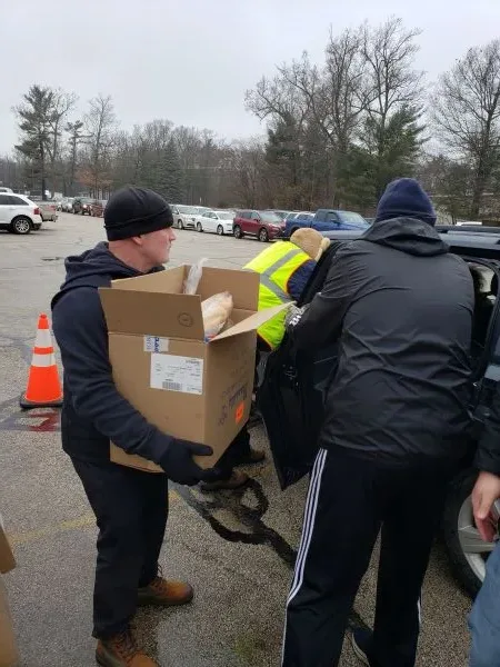 feeding-america-WM-workers volunteers organizing food