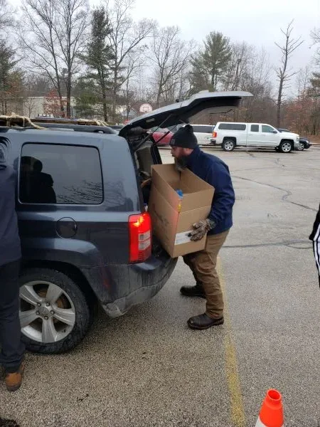 loading-food-volunteer volunteer loading food into car at Feeding America